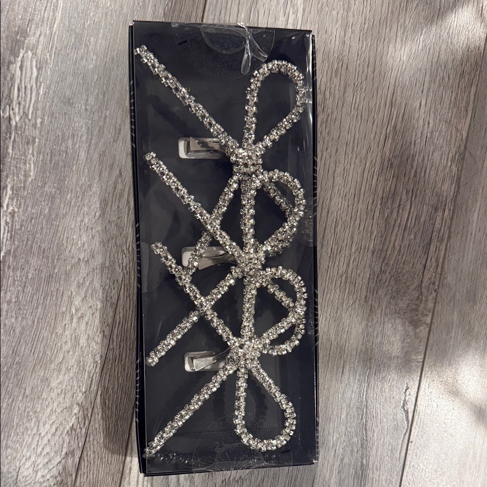 Elegant Silver Bow ornament Clips - Picture 1 of 1